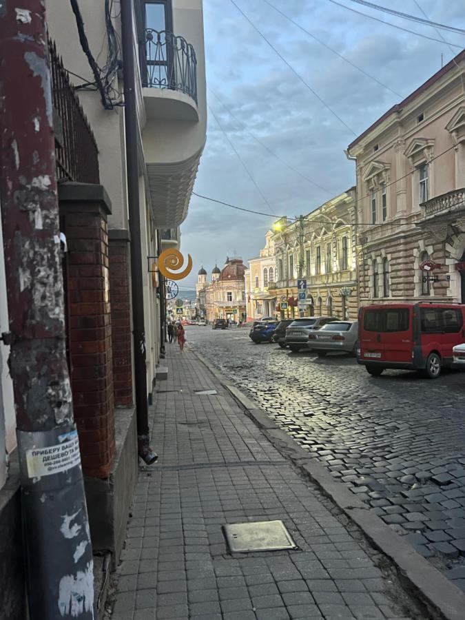 Апартаменти Біля Філармонії Chernivtsi Ngoại thất bức ảnh